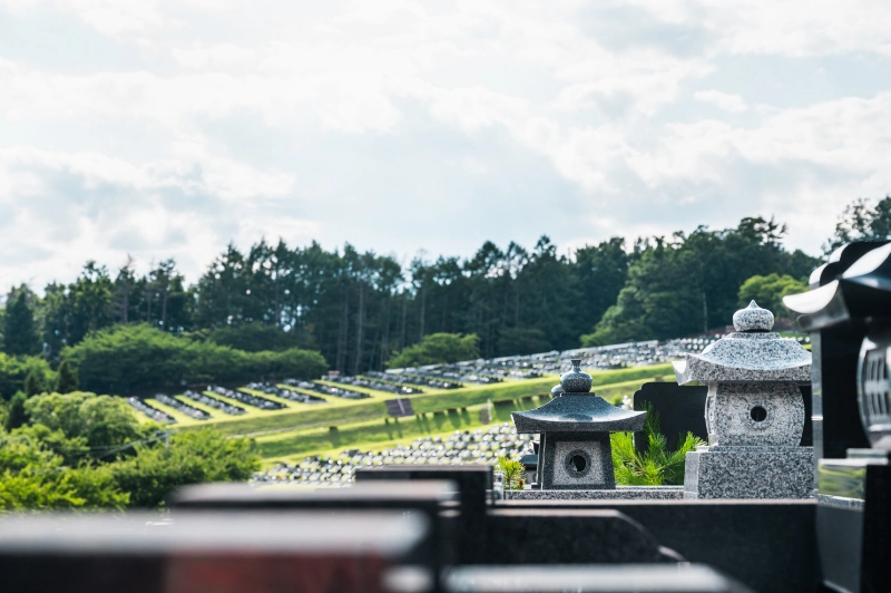 綺麗に並ぶ霊園の風景