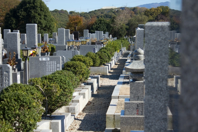 墓花のある墓石