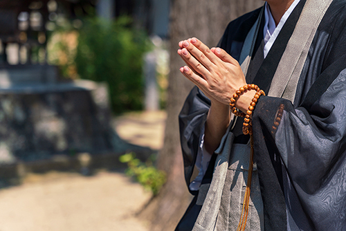 手を合わすお坊さん