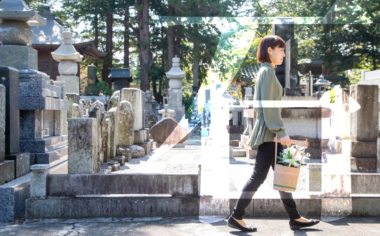 墓参りに行く女性